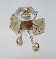 Комплект серебряный с золотыми вставками кольцо и сережки с жемчугом Роса