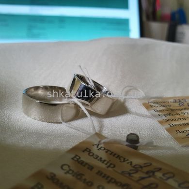 Обручальное кольцо гладкое серебряное с надписью внутри