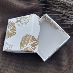 Коробочка для прикрас паперова з малюнком Пір'я біло-золота маленька квадратна