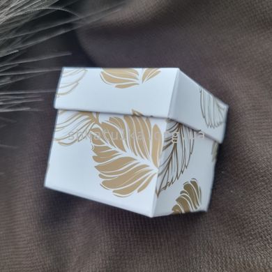 Коробочка для украшений бумажная с рисунком Перья бело-золотая маленькая квадратная