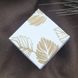 Коробочка для украшений бумажная с рисунком Перья бело-золотая маленькая квадратная