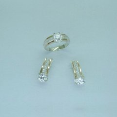 Комплект серебряный с золотыми вставками кольцо и сережки с круглыми белыми фианитами