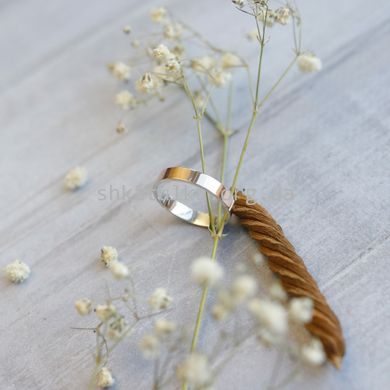 Обручальное кольцо серебряное с золотой вставкой тоненькое гладкое