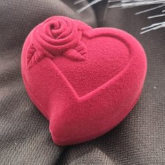 Коробочка для прикрас у формі серця з об'ємною трояндою червоний оксамит