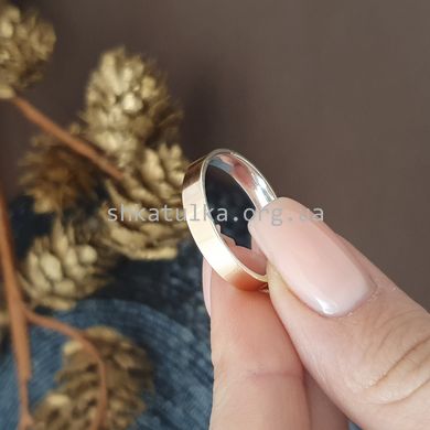Обручальное кольцо серебряное с золотой вставкой классическое тонкое