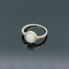 Кольцо серебряное с белыми камнями разного размера