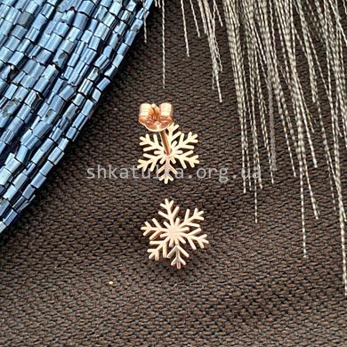 Серьги серебряные с позолотой пуссеты тематические Снежинки без камней