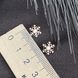 Серьги серебряные с позолотой пуссеты тематические Снежинки без камней