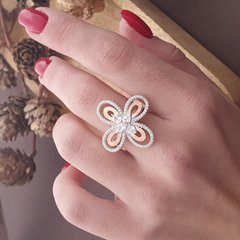 Кольцо серебряное с золотой вставкой Аура цветок и белыми маленькими фианитами