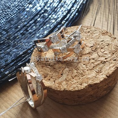 Комплект серебряный с золотыми вставками Титул широкое кольцо и сережки с белыми фианитами