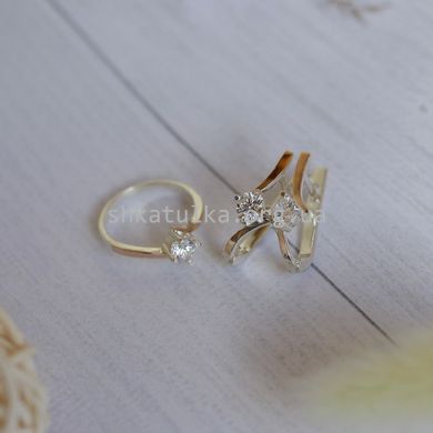 Комплект сербряный с золотыми вставками кольцо и сережки с белыми фианитами