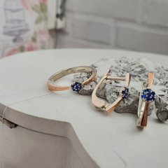 Комплект серебряный с золотыми вставками кольцо и сережки с сапфирами Цветок