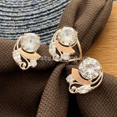 Комплект серебряный с золотыми вставками Букет кольцо и сережки с фианитами разного размера