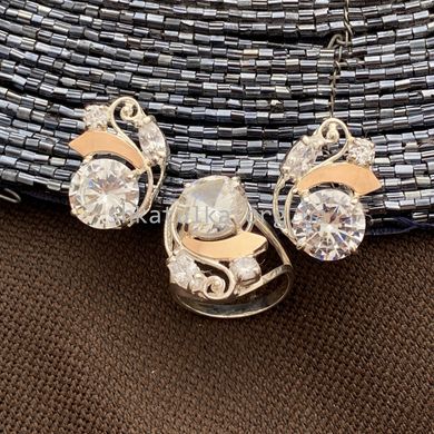Комплект серебряный с золотыми вставками Букет кольцо и сережки с фианитами разного размера