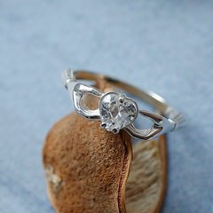 Кольцо серебряное с белым цирконом Сердце в руках