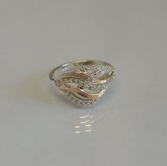 Кольцо серебряное с золотыми вставками и белыми фианитами Волна