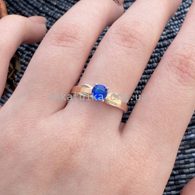 Комплект серебряный с золотыми вставками кольцо и сережки с синими фианитами