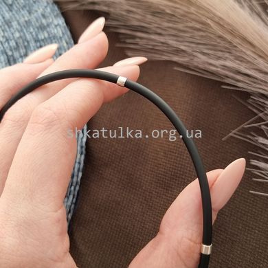 Шнурок кольє каучук чорний на шию зі срібними вставками та застібкою