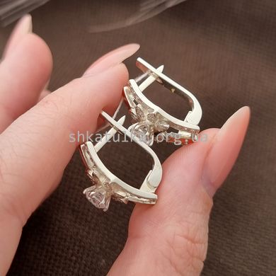 Комплект серебряный с золотыми вставками кольцо и сережки с фианитами разного размера