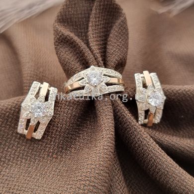 Комплект серебряный с золотыми вставками кольцо и сережки с фианитами разного размера