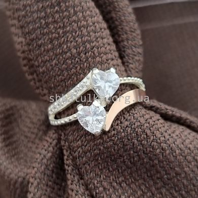 Серебряное кольцо с золотыми вставками и белыми фианитами огранки сердце