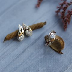 Комплект серебряный с золотыми вставками кольцо и сережки с камнями разного размера