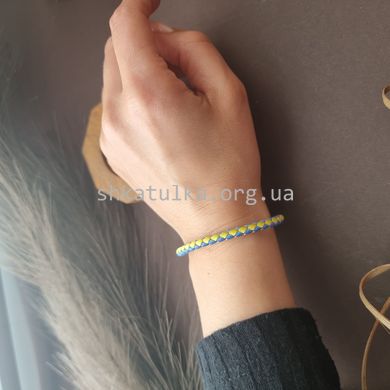 Шелковый браслет из желто-голубых нитей с серебряной застежкой