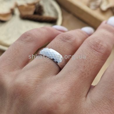 Серебряное обручальное кольцо с фактурной поверхностью и родированием Европейка шириной 6 мм