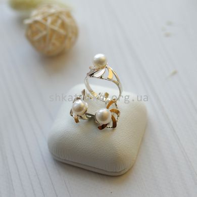 Комплект серебряный с золотыми вставками Ракушка кольцо и сережки с жемчугом