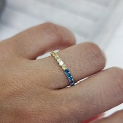 Кольцо серебряное с маленькими сине-желтыми фианитами по кругу
