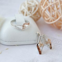 Комплект серебряный с золотыми вставками кольцо и сережки с нежными треугольными фианитами