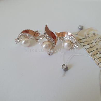 Комплект серебряный с золотыми вставками серьги и кольцо с жемчужиной и фианитами