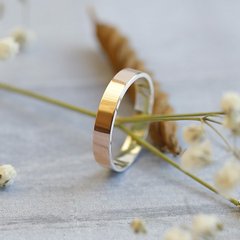 Обручальное кольцо серебряное с золотой вставкой тоненькое гладкое