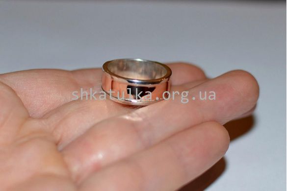Обручальное кольцо серебряное с золотыми вставками гладкое