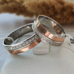Обручальное кольцо серебряное с золотыми вставками пара и белыми фианитами