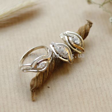 Комплект серебряный с золотыми вставками кольцо и серьги с цирконами разного размера