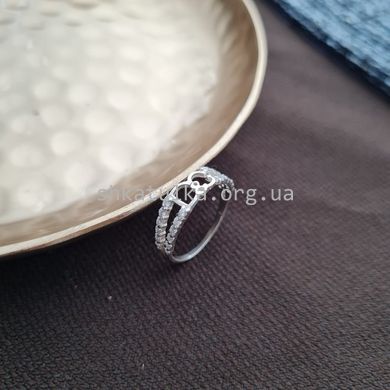 Кольцо серебряное с белыми круглыми цирконами