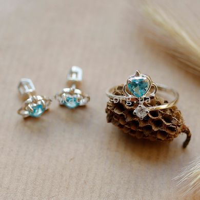 Гарнитур серебряный кольцо и пусеты с золотыми вставками и голубыми фианитами