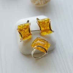 Комплект серебряный с золотыми вставками серьги и кольцо с прямоугольным янтарем