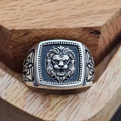 Печатка серебряная мужская Лев с черной эмалью массивная