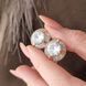 Серебряные серьги круглые с золотой вставкой и белыми фианитами