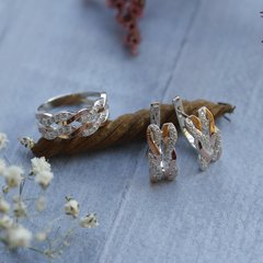 Комплект серебряный с золотыми вставками кольцо и сережки с белыми камнями