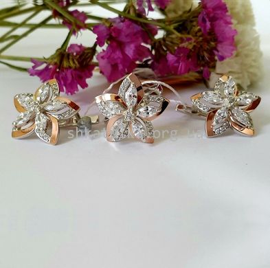Комплект серебряный с золотыми вставками кольцо и сережки с фианитами Цветок