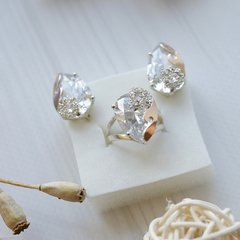 Комплект серебряный с золотыми вставками Листок кольцо и сережки с крупными фианитами
