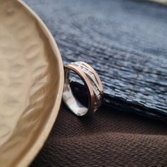 Обручальное кольцо серебряное с золотыми вставками и орнаментом