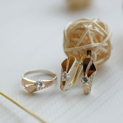 Комплект серебряный с золотыми вставками Стрекоза кольцо и сережки с фианитами
