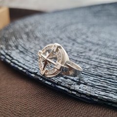 Перстень серебряный Роза ветров со сторонами света и фианитами мужской