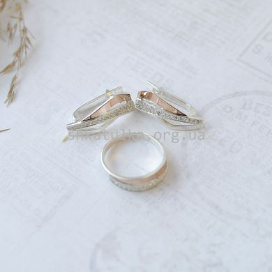 Комплект серебряный с золотыми вставками кольцо и сережки с белыми фианитами